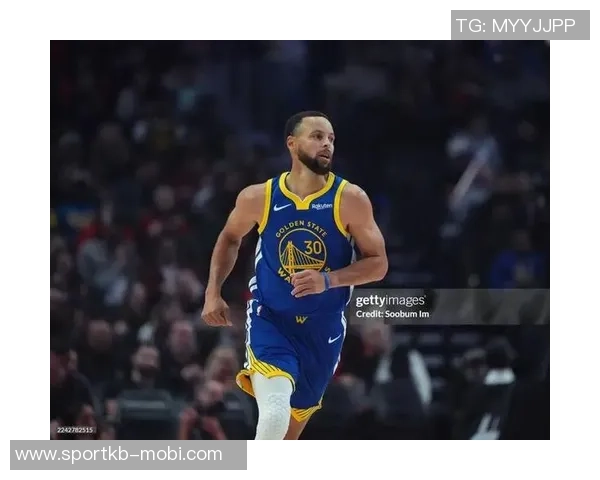 桑托斯盛赞库里无球跑动如引力场吸引所有人注意力的神奇魅力